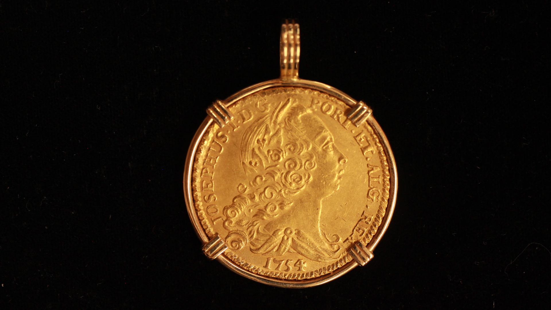 "Clive of India Treasure", Four escudos, pendant, 2015102