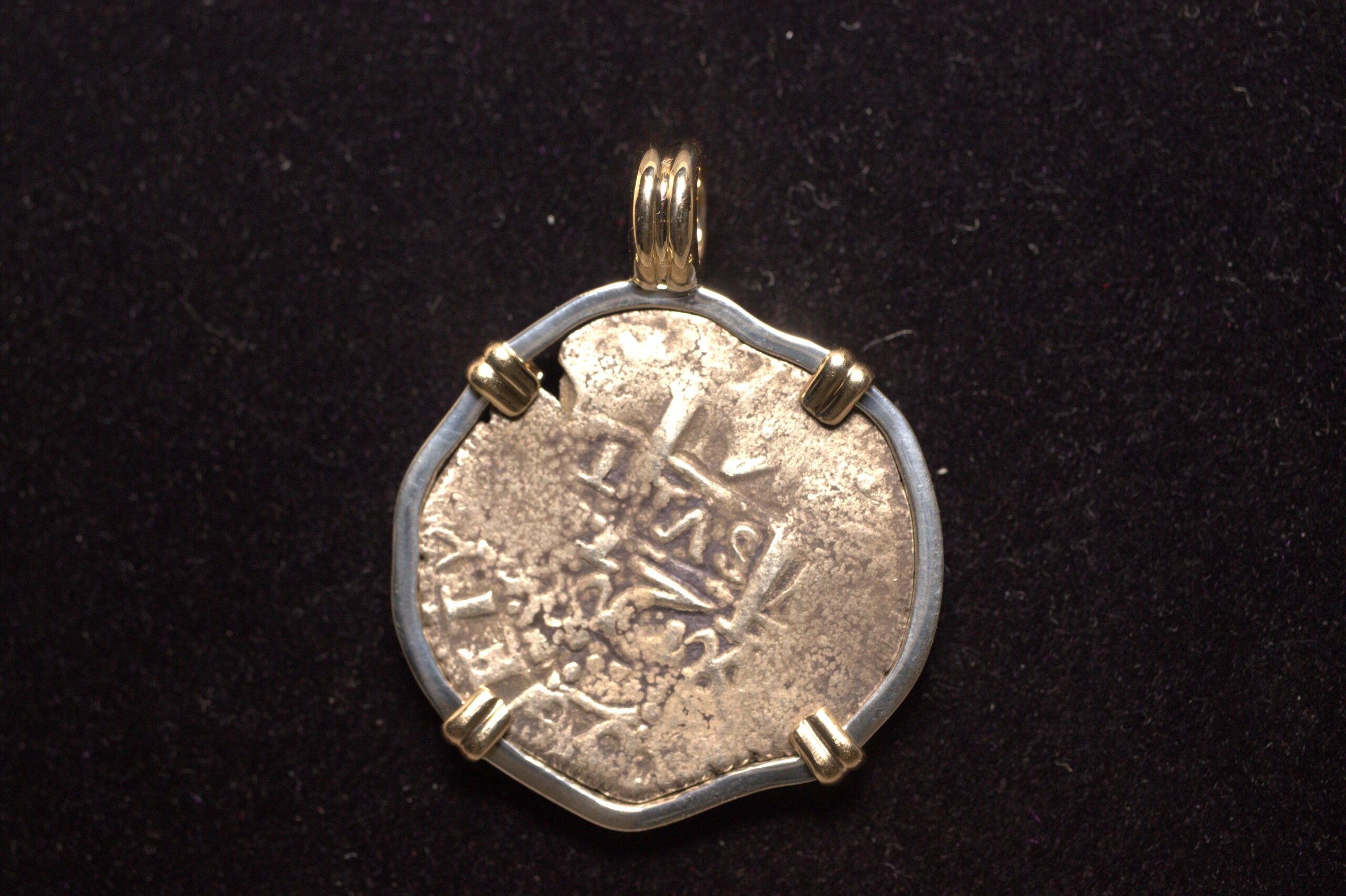 Unknown shipwreck dated 1741, 2 reales mounted, 2021303 - Image 2