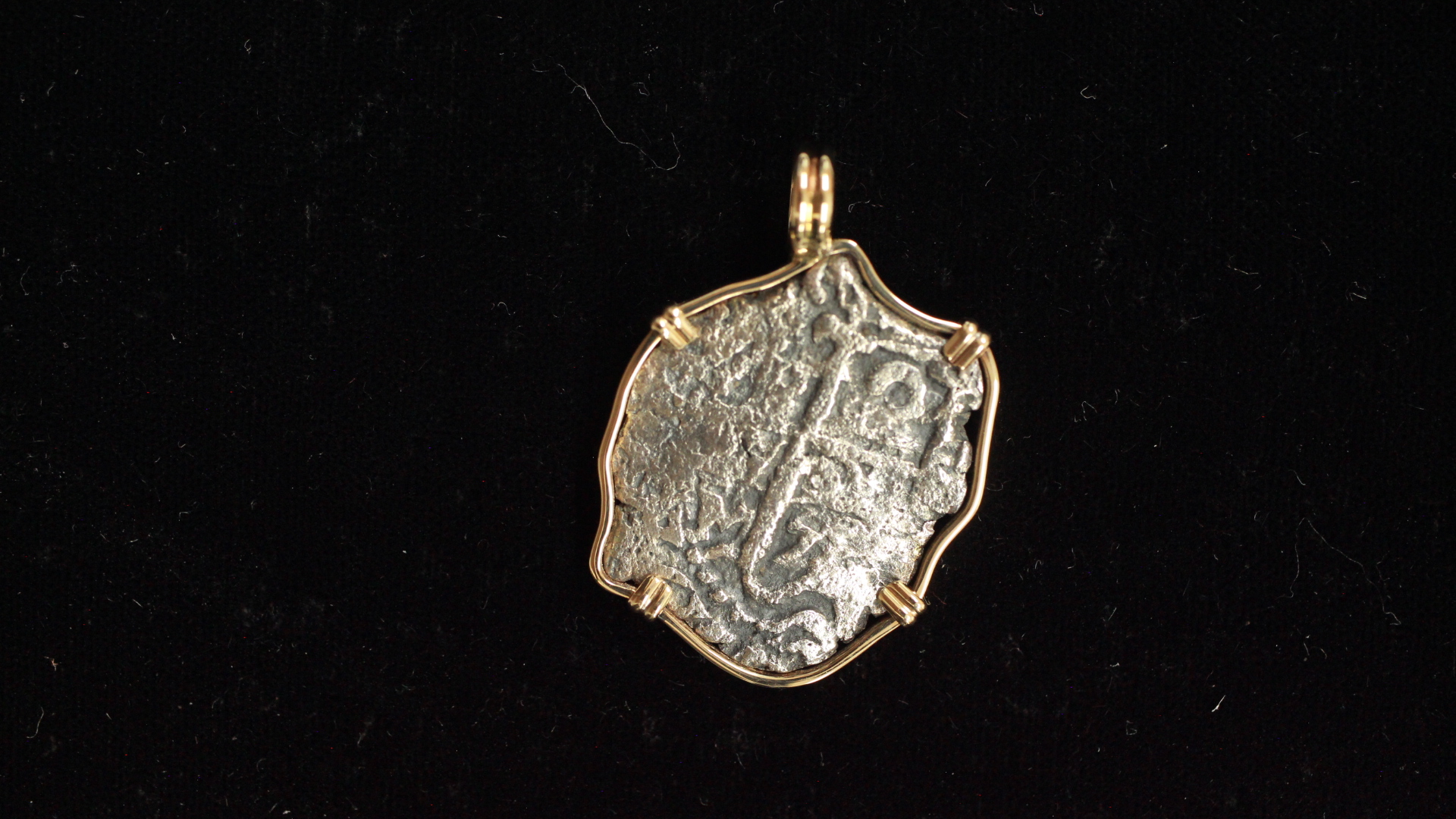 Unknown shipwreck dated 1729, 2 reales mounted, 2021316 - Image 3