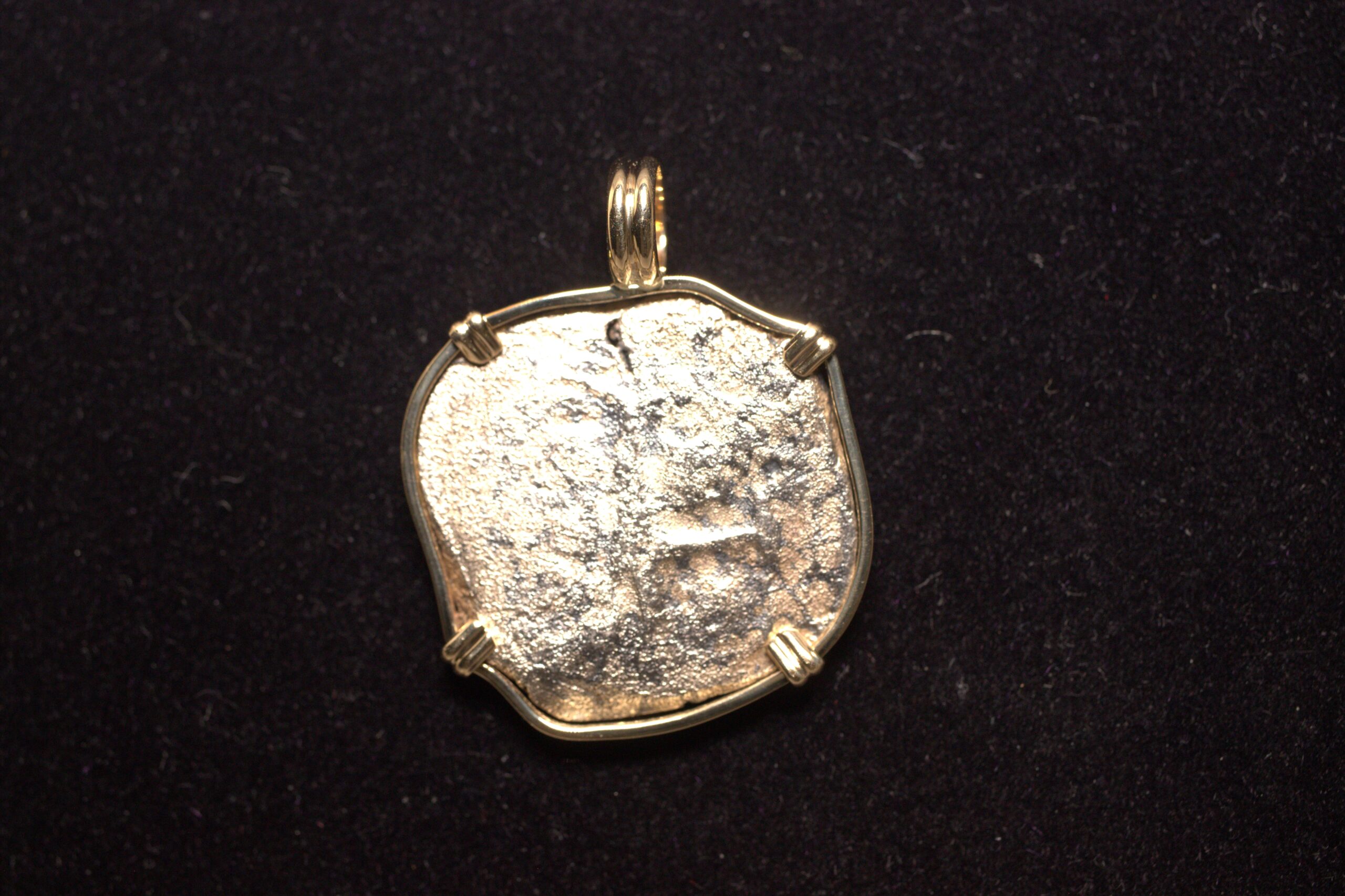Unknown shipwreck dated 1712, 2 reales mounted, 2021318 - Image 3