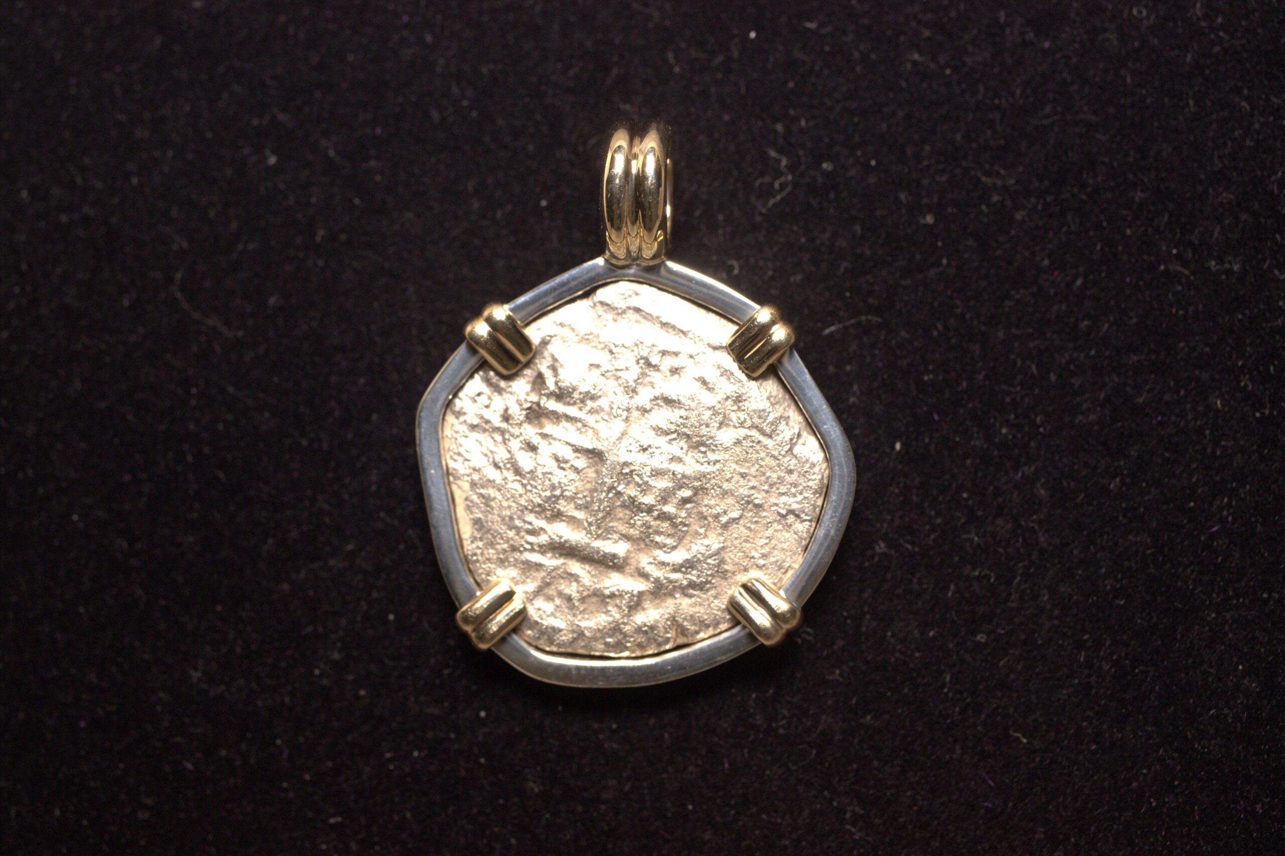 Unknown shipwreck dated 1737, 2 reales mounted, 2021334 - Image 3